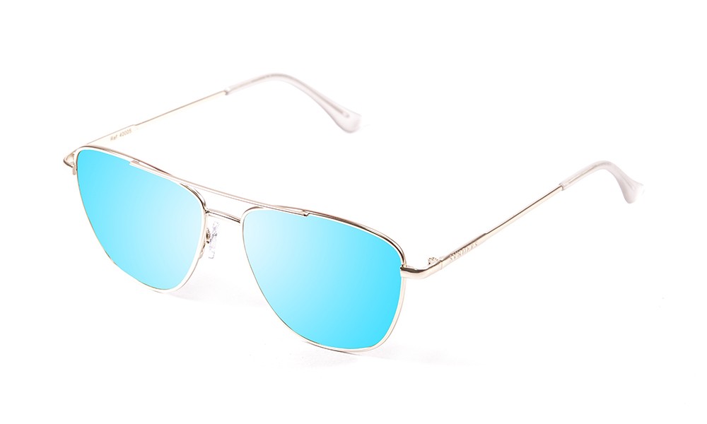 metal dourado brilhante, revo azul céu